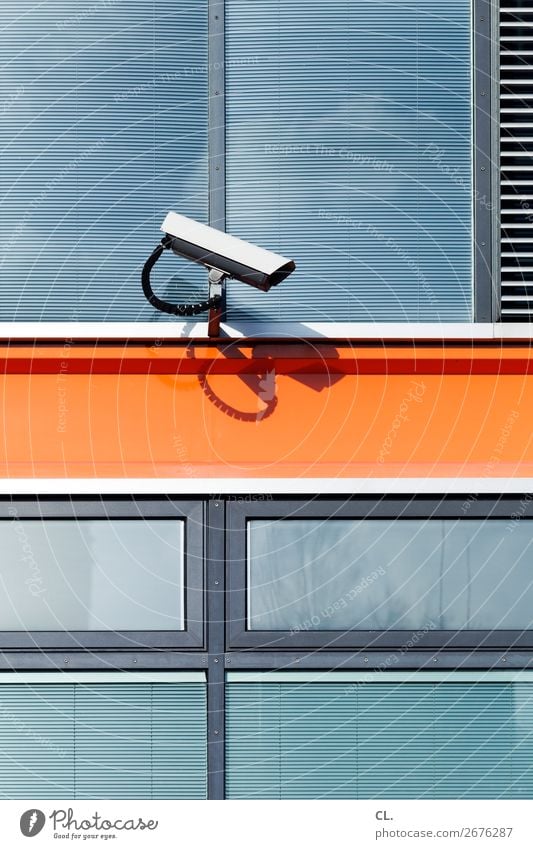 elektronische lebensaspekte Videokamera Technik & Technologie Stadt Menschenleer Gebäude Architektur Fassade Fenster Überwachungskamera bedrohlich Zukunftsangst
