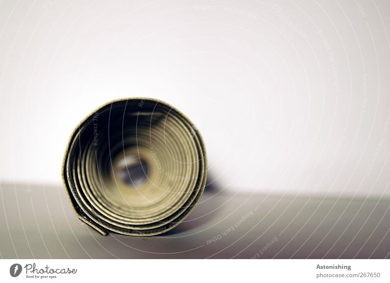 Maßband Kunststoff rund grau schwarz weiß Band messen Zylinder Spirale Loch Linie abstrakt gerollt Rolle Ende Beginn Schwarzweißfoto Innenaufnahme Nahaufnahme