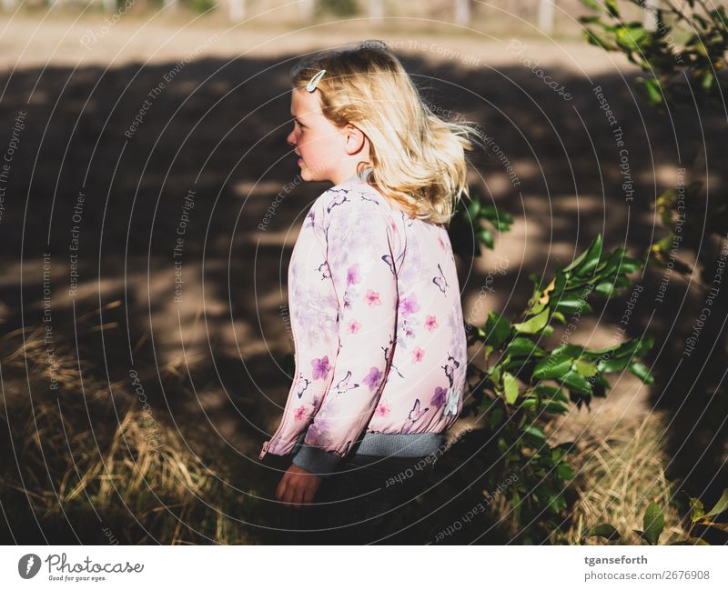 Kind in Bewegung Mensch feminin Mädchen Kindheit 1 3-8 Jahre Umwelt Natur Pflanze Jacke blond beobachten Denken entdecken gehen hören laufen lernen Blick