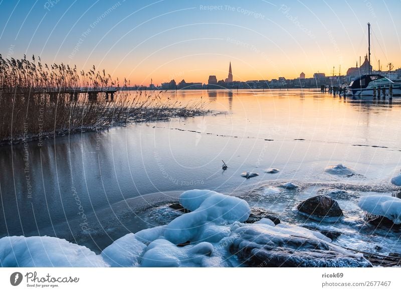 Blick über die Warnow auf Rostock im Winter Ferien & Urlaub & Reisen Tourismus Haus Natur Landschaft Wasser Klima Wetter Fluss Stadt Gebäude Architektur