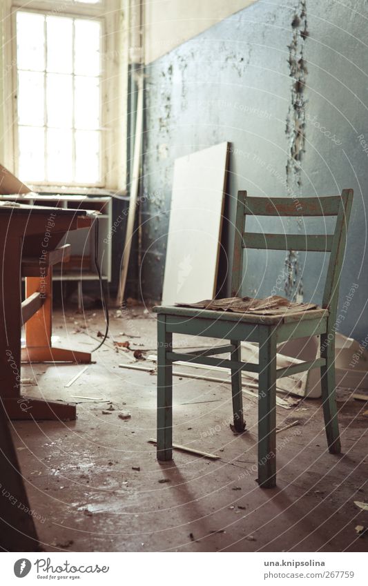 setzen Renovieren Möbel Schreibtisch Stuhl Tapete Raum Ruine Mauer Wand authentisch dreckig kaputt stagnierend Verfall Vergangenheit Vergänglichkeit
