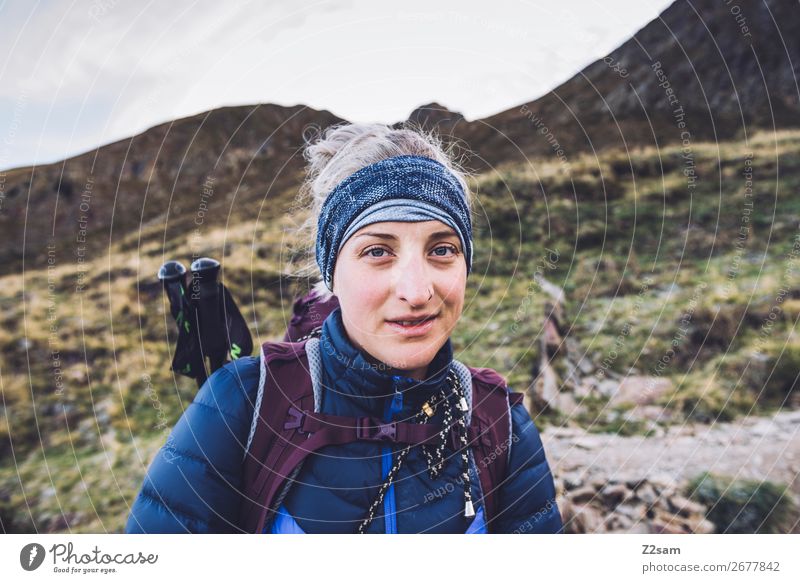 Junge Frau beim Wandern Freizeit & Hobby wandern Klettern Bergsteigen Jugendliche 18-30 Jahre Erwachsene Natur Landschaft Alpen Berge u. Gebirge Jacke Stirnband