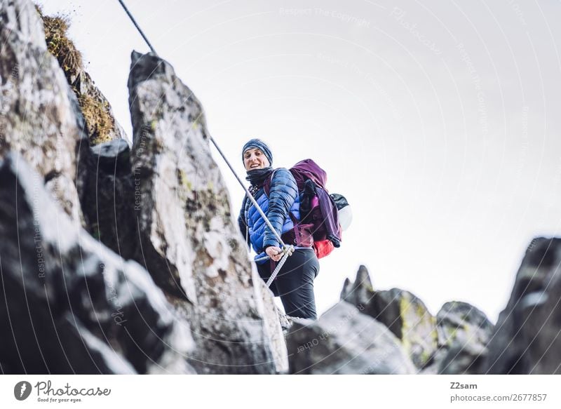 Junge Frau auf Klettersteig Freizeit & Hobby Ferien & Urlaub & Reisen Expedition wandern Klettern Bergsteigen Jugendliche 18-30 Jahre Erwachsene Natur