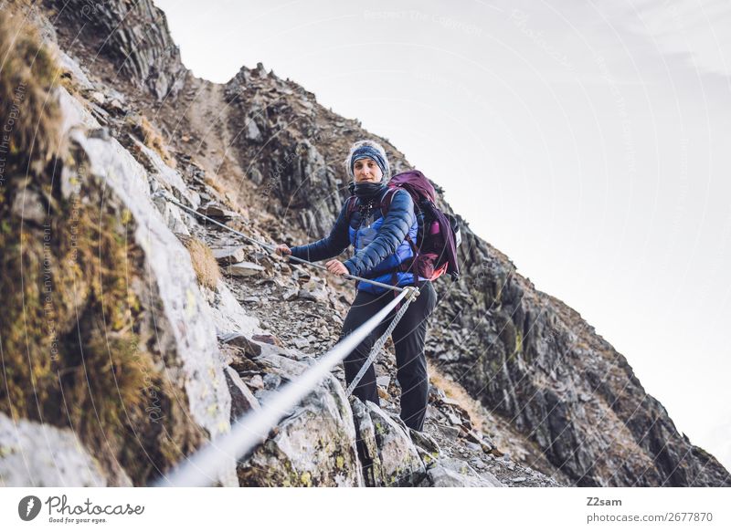 Junge Frau beim Klettern Freizeit & Hobby Ferien & Urlaub & Reisen Expedition Berge u. Gebirge wandern Bergsteigen Jugendliche 18-30 Jahre Erwachsene Natur