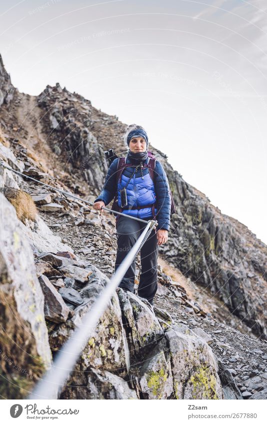 Junge Frau auf Klettersteig Abenteuer Expedition Berge u. Gebirge wandern Klettern Bergsteigen Jugendliche 18-30 Jahre Erwachsene Natur Landschaft