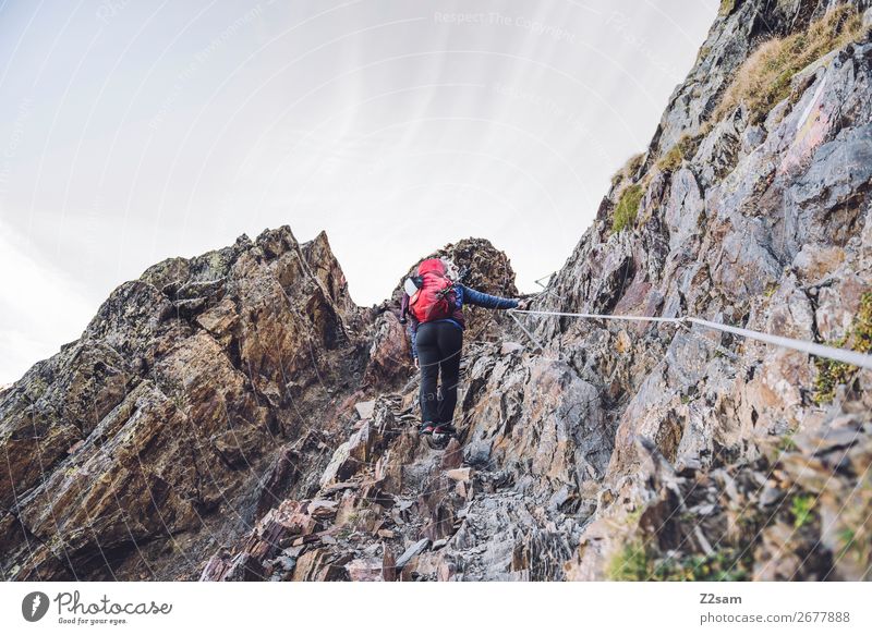 Junge Frau auf eiem Klettersteig Freizeit & Hobby Ferien & Urlaub & Reisen Expedition Berge u. Gebirge wandern Klettern Bergsteigen Jugendliche Umwelt Natur