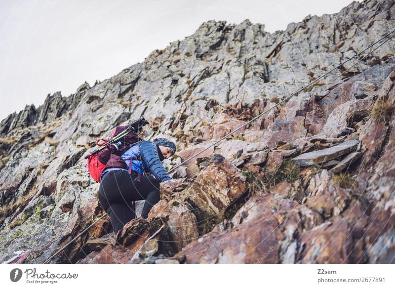 Junge Frau am Klettersteig auf dem Hirzer Ferien & Urlaub & Reisen Expedition wandern Klettern Bergsteigen Jugendliche Natur Landschaft Schönes Wetter Felsen