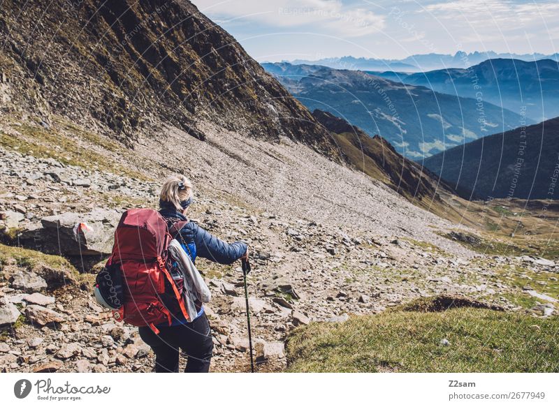 Junge Frau beim Wandern Ferien & Urlaub & Reisen Expedition wandern Klettern Bergsteigen Jugendliche Natur Landschaft Sommer Schönes Wetter Alpen