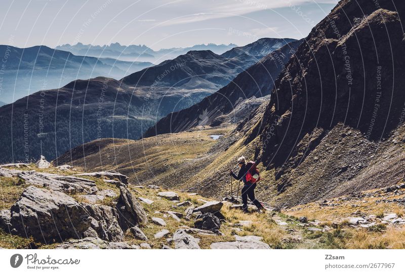 Junge Frau beim Abstieg vom Gipfel | Hirzer Südtirol Ferien & Urlaub & Reisen Expedition wandern Klettern Bergsteigen Natur Landschaft Herbst Schönes Wetter