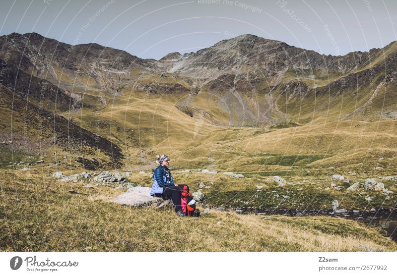 Junge Frau pausiert auf Alpenüberquerung | Südtirol E5 Ferien & Urlaub & Reisen Berge u. Gebirge wandern Jugendliche Natur Landschaft Sommer Schönes Wetter