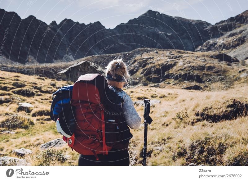 Junge Frau beim Wandern auf Alpenüberquerung | E5 Ferien & Urlaub & Reisen Abenteuer Expedition Berge u. Gebirge wandern Klettern Bergsteigen Jugendliche