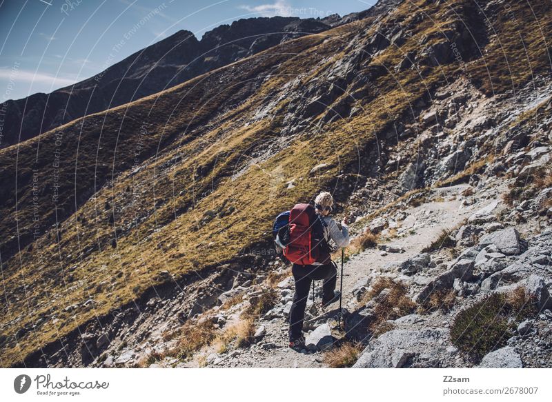 Junger Frau beim Aufstieg | E5 Alpenüberquerung Ferien & Urlaub & Reisen Abenteuer Expedition Berge u. Gebirge wandern Klettern Bergsteigen Junge Frau