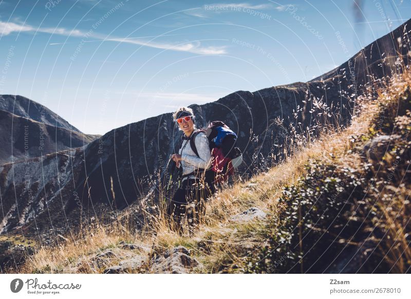 Junge Frau beim Wandern in Südtirol | E5 Ferien & Urlaub & Reisen Abenteuer Berge u. Gebirge wandern Klettern Bergsteigen Jugendliche Natur Landschaft Sommer