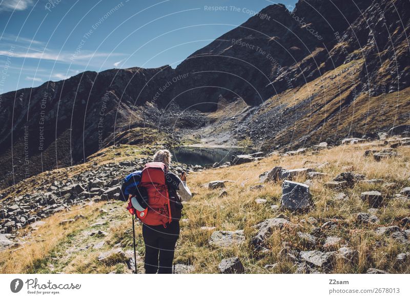 Junge Frau auf Alpenüberquerung | Südtirol Ferien & Urlaub & Reisen Freiheit Berge u. Gebirge wandern Klettern Bergsteigen Jugendliche Natur Landschaft