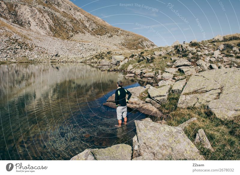 Junger Mann im Wasser eines Bergsees in Südtirol Freizeit & Hobby Ferien & Urlaub & Reisen Expedition Sommer wandern Klettern Bergsteigen Jugendliche Natur