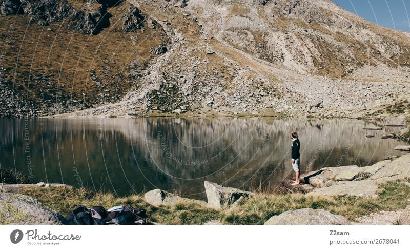 Junger Mann vor Gebirgssee in Südtirol | E5 Alpenüberquerung Ferien & Urlaub & Reisen Abenteuer Sommerurlaub Berge u. Gebirge wandern Klettern Bergsteigen