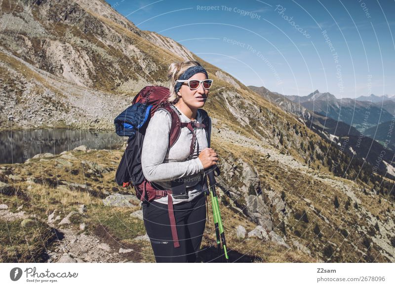 Junge Frau auf Alpenüberquerung | E5 Fernwanderweg Ferien & Urlaub & Reisen Abenteuer Expedition Berge u. Gebirge wandern Klettern Bergsteigen Jugendliche Natur