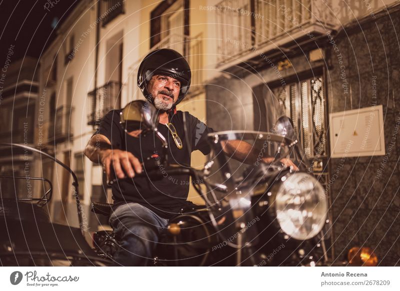 Senior Biker beim Fahren von Seitenwagenfahrzeugen Mensch maskulin Mann Erwachsene 1 45-60 Jahre Verkehr Straße Fahrzeug Motorrad dunkel retro Sicherheit