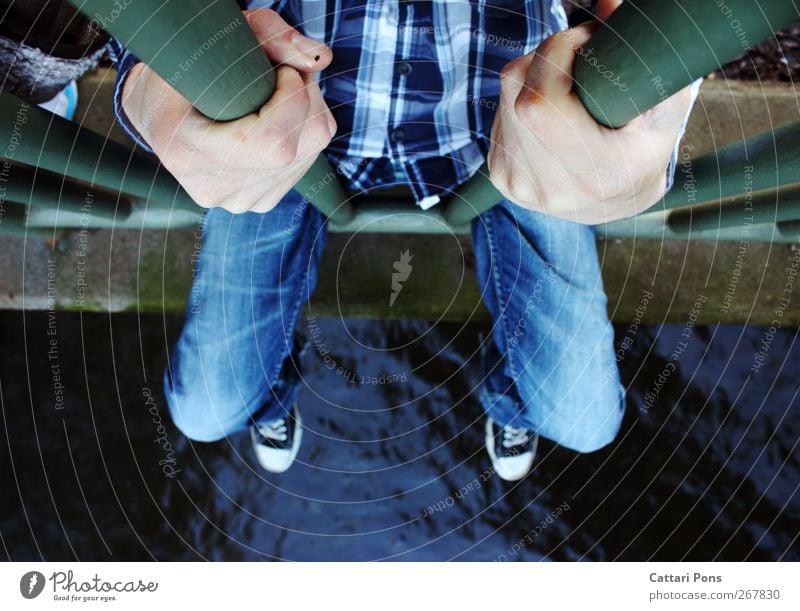 festhalten Freizeit & Hobby maskulin 1 Mensch Hemd Jeanshose Erholung sitzen Flüssigkeit kalt nerdig dünn blau Brückengeländer Fluss Wasser Hand Beine baumeln