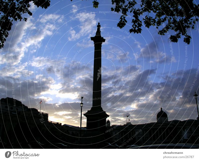 Trafalgar Square im Gegenlicht Abenddämmerung Wolken Säule Platz London England Großbritannien Europa Himmel blau Nelson's Column
