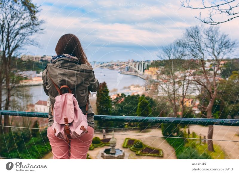 Touristenfrau zu Besuch in Porto, Portugal. Lifestyle Ferien & Urlaub & Reisen Tourismus Abenteuer Sightseeing Frau Erwachsene Kultur Landschaft Fluss Stadt