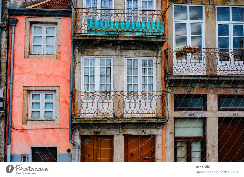 traditionelle Fassaden alter Häuser in Porto, Portugal schön Ferien & Urlaub & Reisen Tourismus Haus Kultur Stadt Stadtzentrum Gebäude Architektur Straße