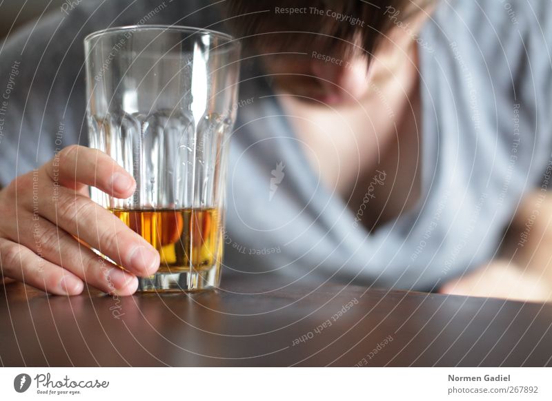 weniger Alkohol Spirituosen Rauschmittel maskulin 1 Mensch Trägheit Hemmungslosigkeit Alkoholsucht Getränk Alkoholisiert Whiskey Tisch aufstützen abstützen