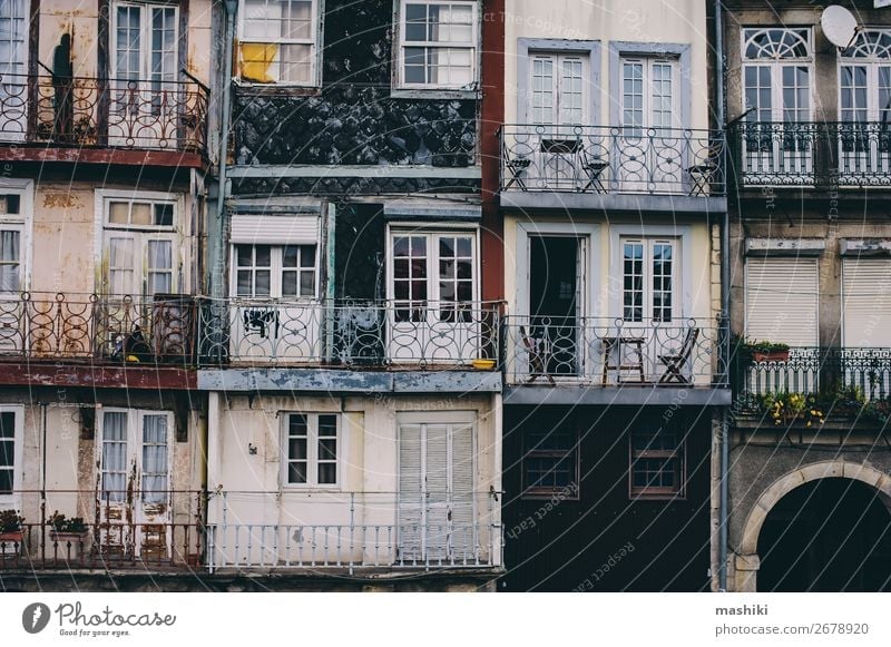 Blick auf alte Hausfassaden in Porto, Portugal schön Ferien & Urlaub & Reisen Tourismus Kultur Stadt Stadtzentrum Gebäude Architektur Fassade Straße historisch