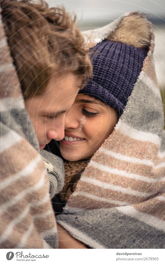 Junges Paar, das sich an einem kalten Tag unter der Decke im Freien umarmt. Lifestyle Glück schön Winter Frau Erwachsene Mann Natur Himmel Wolken Herbst Wind