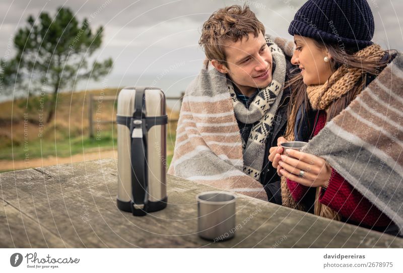 Junges Paar unter der Decke bei einem heißen Getränk an einem kalten Tag Kaffee Tee Lifestyle Glück Winter Tisch Frau Erwachsene Mann Hand Natur Himmel Wolken