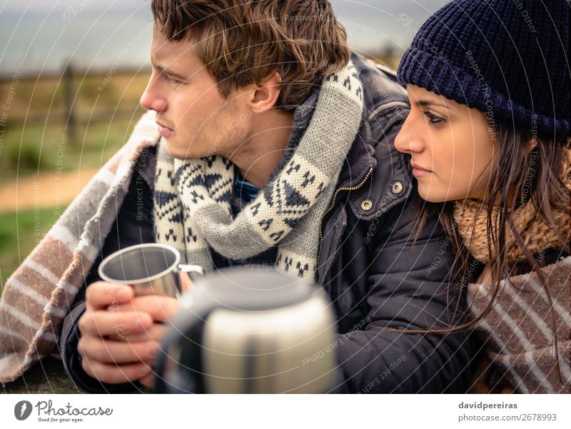 Paar unter einer Decke mit einem heißen Getränk an einem kalten Tag Kaffee Tee Lifestyle Glück Winter Tisch Frau Erwachsene Mann Hand Natur Himmel Wolken Herbst