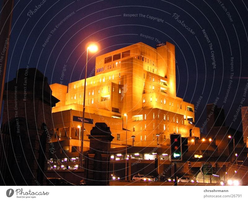 Liverpool Zeitreisemaschine Großbritannien England Nacht dunkel Laterne Lampe Futurismus Architektur Beleuchtung Straße bleuchtet