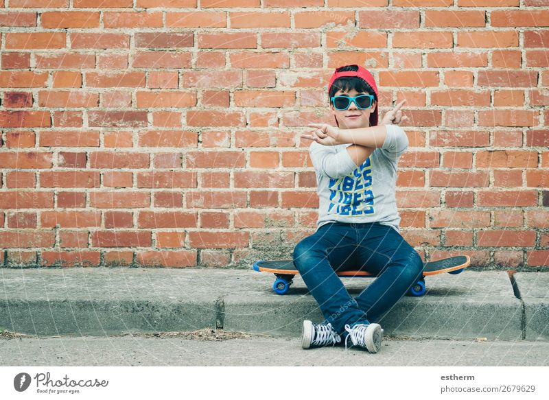 Kind mit Skateboard auf der Straße Lifestyle Freude Freizeit & Hobby Abenteuer Freiheit Sommer Sport Fitness Sport-Training Erfolg Mensch maskulin Kleinkind