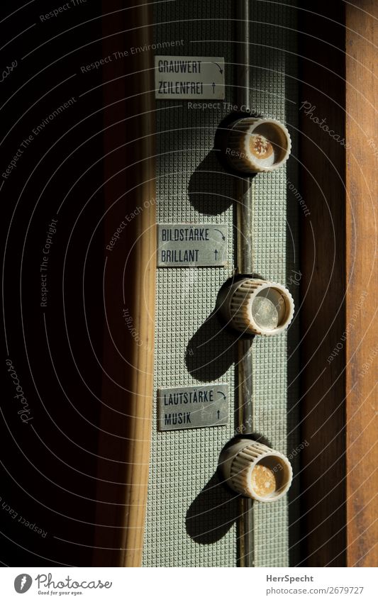 Mal wieder an den Reglern dreh‘n... Fernseher Holz Kunststoff Schriftzeichen alt authentisch historisch retro rund braun grau Drehregler Lautstärke Bildschirm