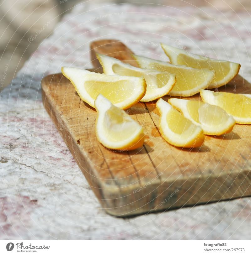 limón | erfrischung gefällig? Lebensmittel Ernährung exotisch Zitrone Zitrusfrüchte gelb Schneidebrett Stein Sommertag Mallorca Farbfoto Außenaufnahme