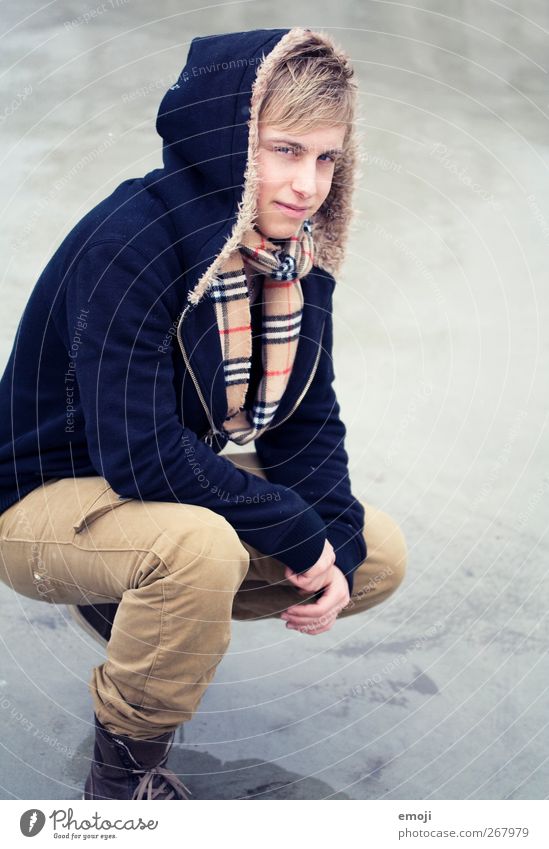 . maskulin Junger Mann Jugendliche 1 Mensch 18-30 Jahre Erwachsene Mode Pullover Kapuze Kapuzenpullover Farbfoto Außenaufnahme Hintergrund neutral Tag