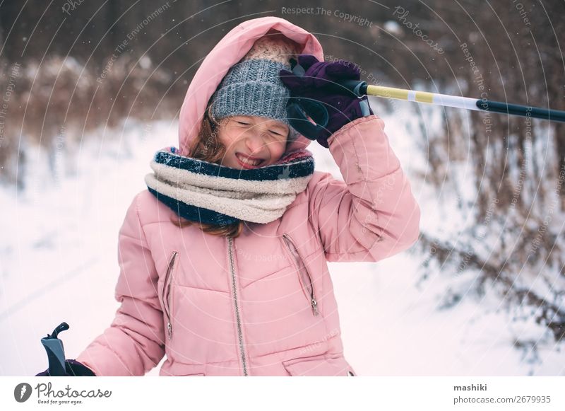 fröhliches Kind Mädchen Skifahren im Winter Schneewald Freude Freizeit & Hobby Ferien & Urlaub & Reisen Abenteuer Winterurlaub Sport Skier Jugendliche