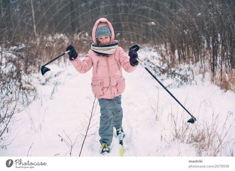 fröhliches Kind Mädchen Skifahren im Winter Schneewald Freizeit & Hobby Ferien & Urlaub & Reisen Abenteuer Winterurlaub Skier Jugendliche Landschaft Wald wild