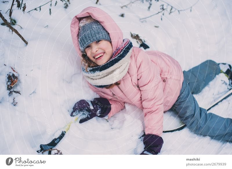 fröhliches Kind Mädchen Skifahren im Winter Schneewald Freude Freizeit & Hobby Ferien & Urlaub & Reisen Abenteuer Sport Jugendliche Landschaft Wald wild