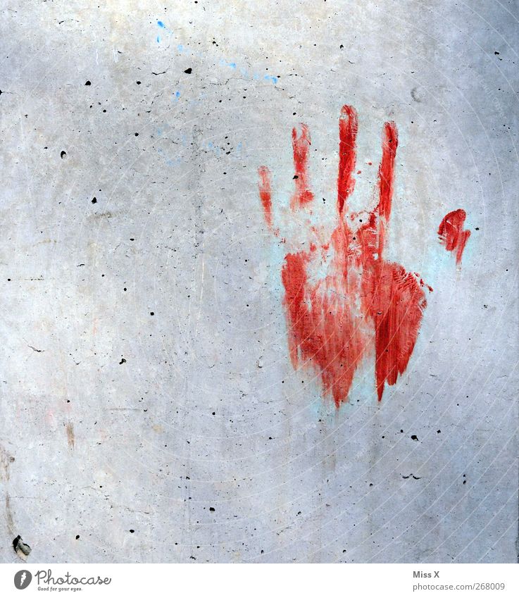 der liebe Nachbar ist zurück Hand Finger Mauer Wand dreckig rot Angst Entsetzen Todesangst gefährlich Abdruck Mord Kriminalität Farbfoto Außenaufnahme
