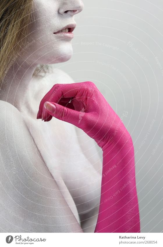 * Mensch feminin Frau Erwachsene Körper Haut Arme Hand 1 18-30 Jahre Jugendliche Handschuhe blond langhaarig elegant einzigartig kalt nackt verrückt rosa weiß