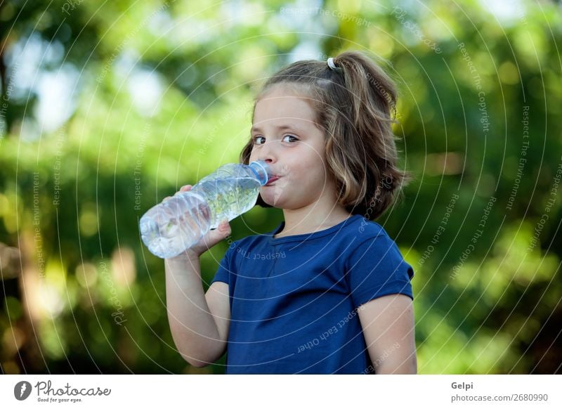 Süßes kleines Mädchen mit Wasserflasche Getränk Flasche Lifestyle Glück schön Freizeit & Hobby Sommer Kind Mensch Frau Erwachsene Kindheit Hand Natur Park blond