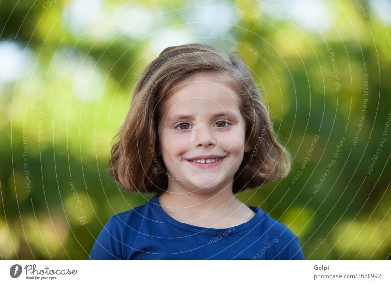 Süßes kleines Mädchen auf dem Park Lifestyle Freude Glück schön Gesicht Sommer Kind Mensch Frau Erwachsene Kindheit Natur Pflanze Blume blond Lächeln