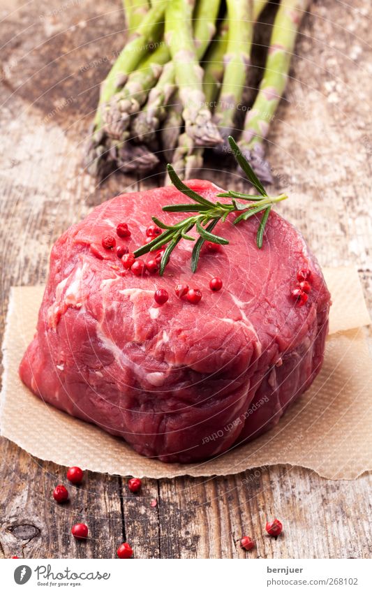 Exkuh Lebensmittel Fleisch Gemüse saftig Sauberkeit Steak Rindfleisch Rosmarin Spargel Pfeffer Pfefferkörner Holz Holzbrett Papier rot roh grün grüner spargel
