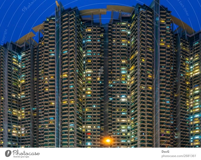 Hong Kong - South West - tower blocks at blue hour Stadt Skyline überbevölkert Haus Bauwerk Gebäude Architektur Fassade Balkon Häusliches Leben authentisch