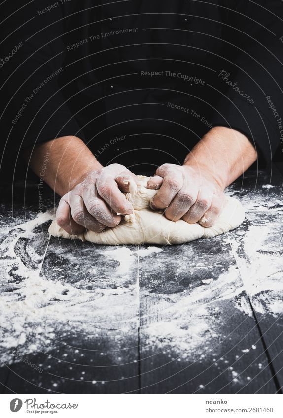 männliche Hände ersetzen weißen Weizenmehlteig Teigwaren Backwaren Brot Ernährung Tisch Küche Mann Erwachsene Hand 1 Mensch 30-45 Jahre Holz