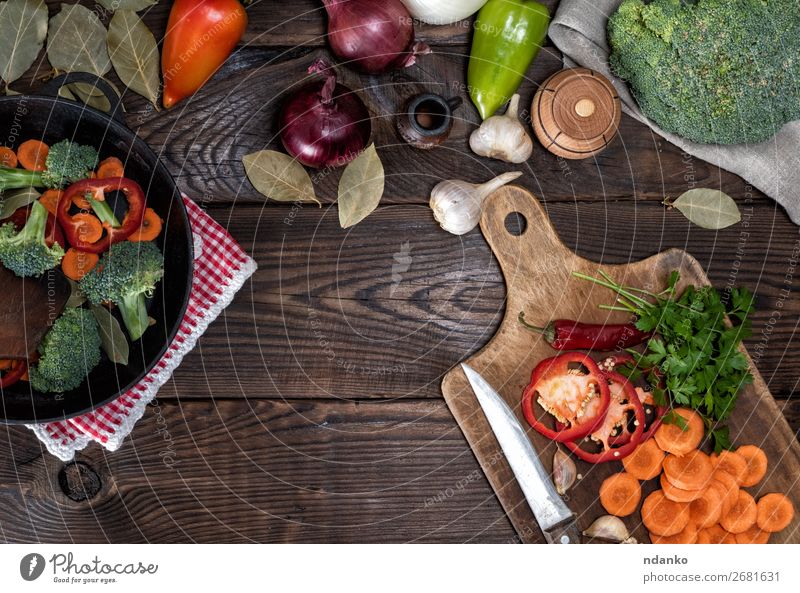 frische Karottenstücke, Brokkoli und roter Pfeffer Gemüse Kräuter & Gewürze Ernährung Essen Vegetarische Ernährung Diät Pfanne Gabel Tisch Küche Natur Pflanze