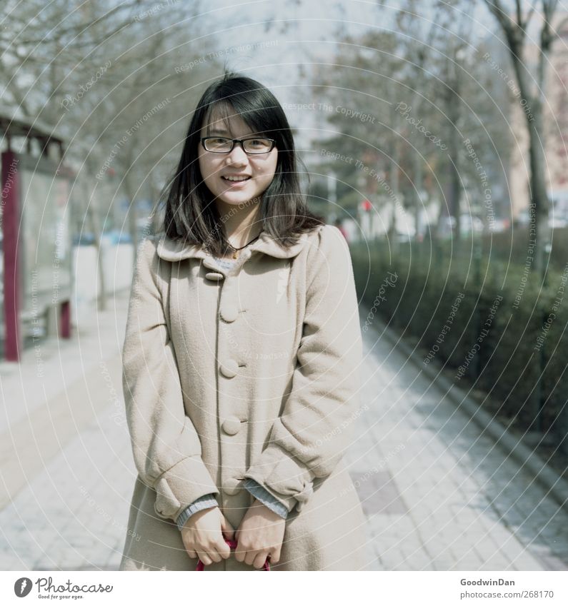Estella. Mensch feminin Junge Frau Jugendliche 1 Peking Stadt Stadtzentrum atmen festhalten Lächeln stehen warten schön Stimmung Zufriedenheit Lebensfreude