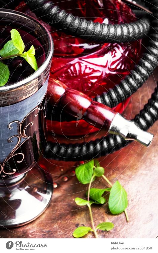 Wasserpfeife mit Alkohol-Beeren-Cocktail Wasserpfeifenrauch Tabak Glas Gießen Mode ruhen Bar Rauch shisha Erholung arabisch Röhren Türkisch räkeln Freizeit