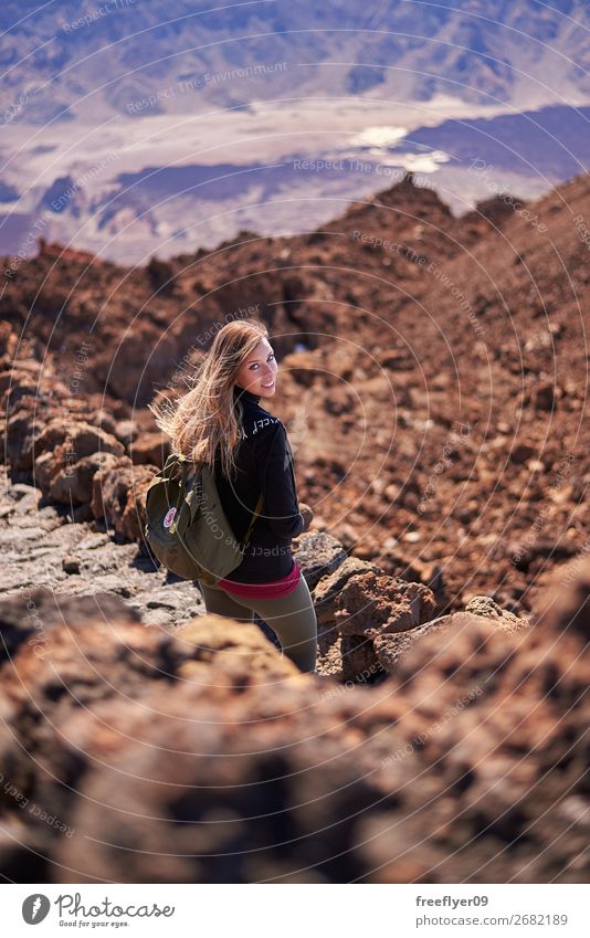 Mädchen auf dem Teide Berg in Spanien Lifestyle Ferien & Urlaub & Reisen Tourismus Abenteuer Ferne Sightseeing Winter Berge u. Gebirge wandern feminin